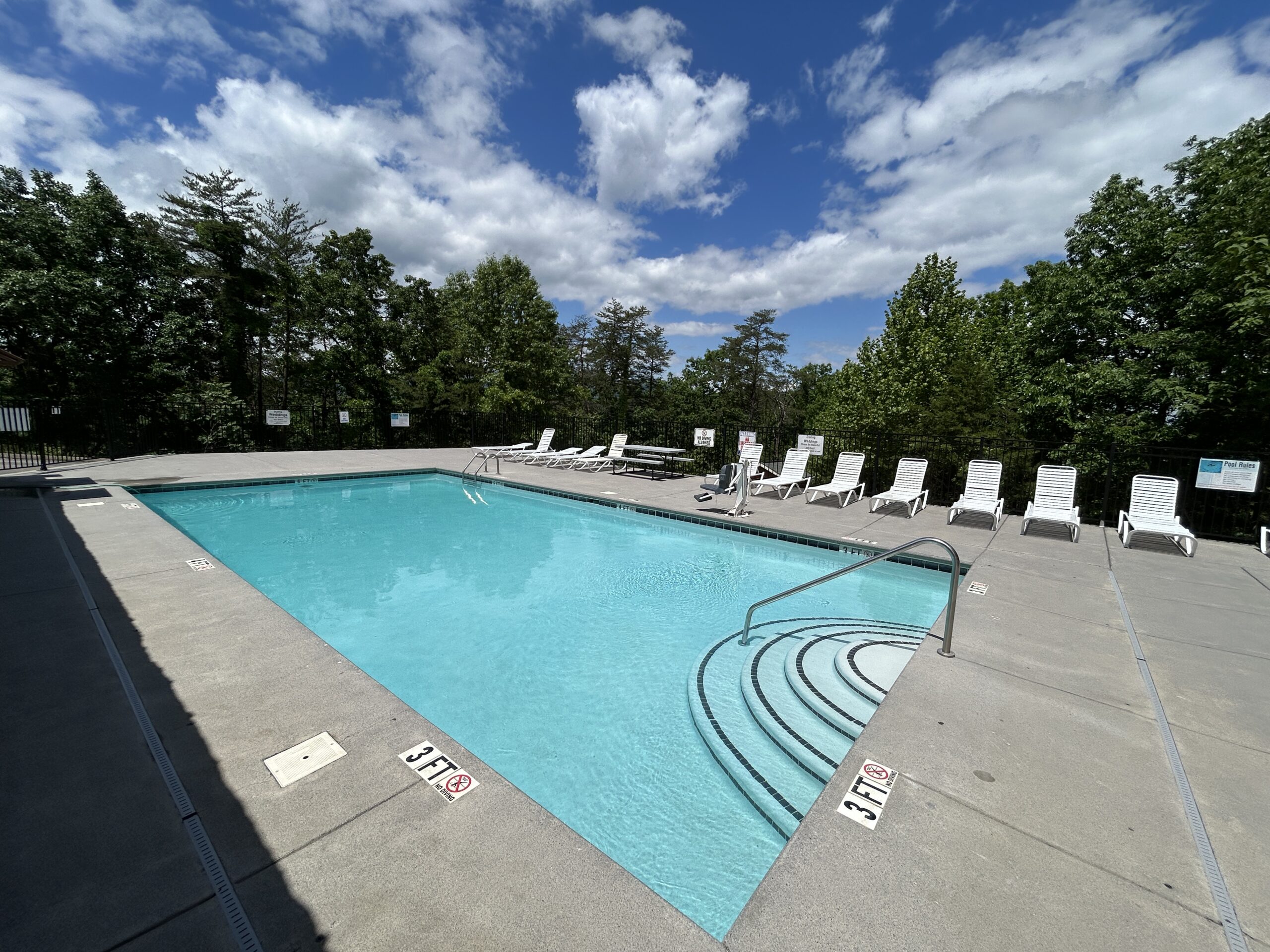 Cabins with swimming pool access