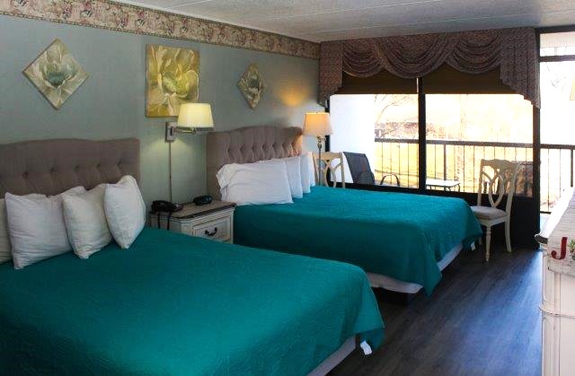 double queen room at the Rivergate mountain lodge